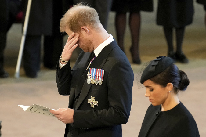 Princ Harry po boku manželky Meghan Markle smúti za babičkou - kráľovnou Alžbetou II.