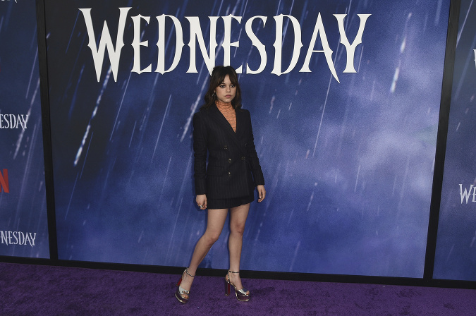 Dvadsaťročná herečka Jenna Ortega stvárnila Wednesday Addams v snímke na Netflixe