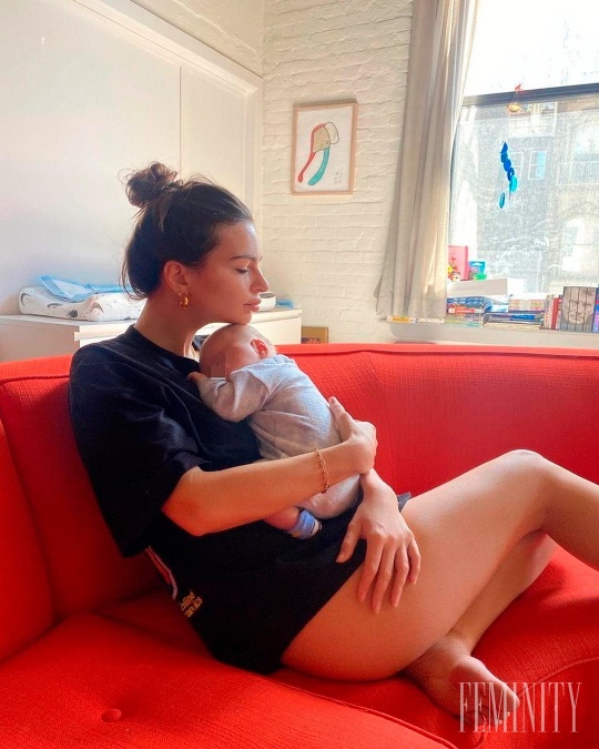 Emily Ratajkowski tvár svojho bábätka zatiaľ neukazuje