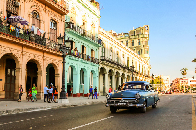 Pri takejto plavbe sa zachádza aj na Kubu, ktorá je plná krásnych budov a zaujímavých farebných automobilov