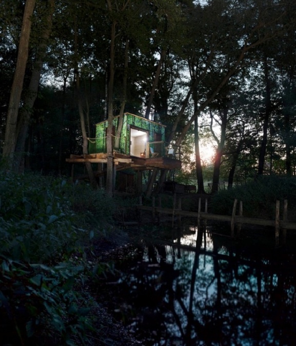 Súčasťou Dobčických rybníčkov je aj chatka na strome, ktorá je večer takto osvetlená