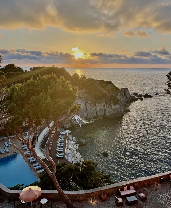 Samotný hotel je pokojnou oázou, ktorá hrdo dominuje Neapolskému zálivu