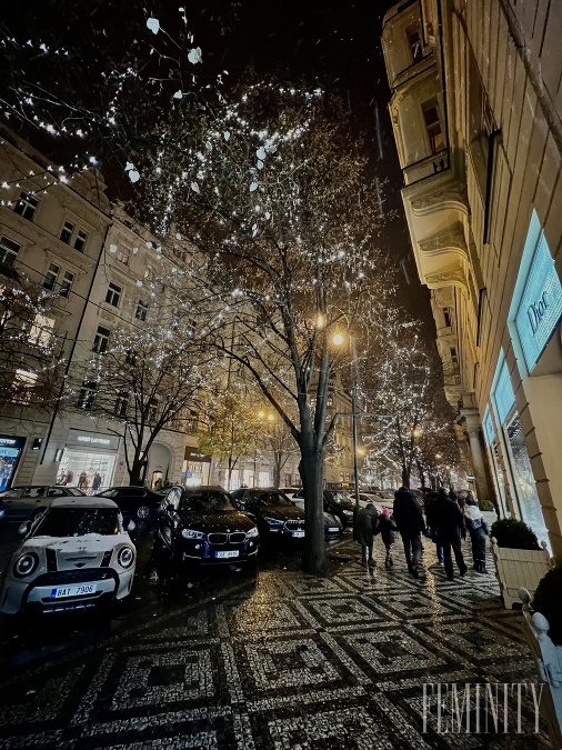 Prejdite sa po Parížskej, pozrite si svetelné divadlo, ktoré sa touto ulicou nesie a vybehnite na Pražský hrad
