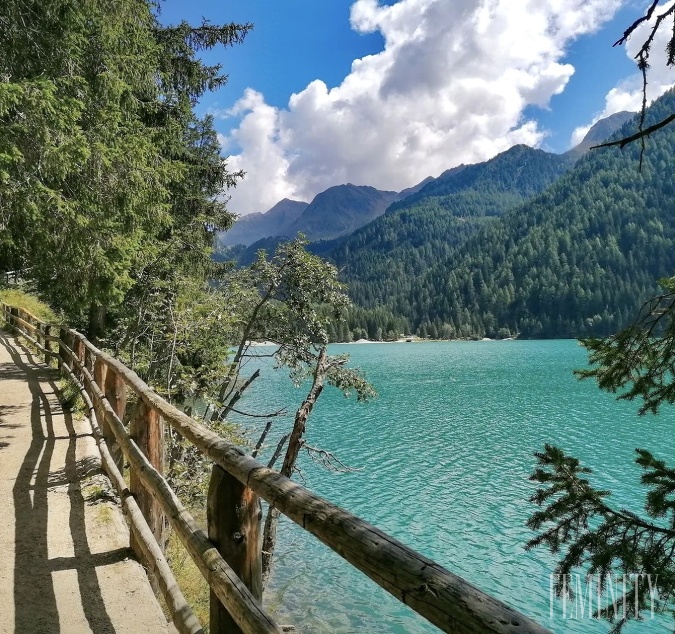 Lago di Anterselva je veľké horské jazero s rozlohou 44 hektárov