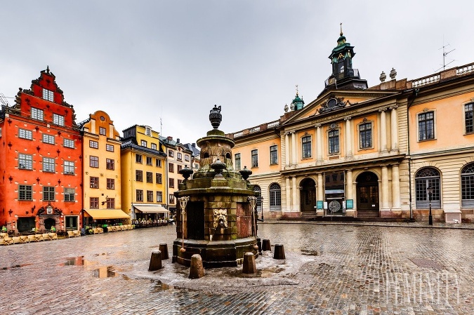Pohľad na Nobelovo múzeum v historickom Starom meste Štokholmu