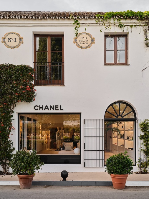 Pred letom CHANEL znovu otvoril dvere svojho priestranného butiku s rozlohou 160 metrov štvorcových v Marbella Club