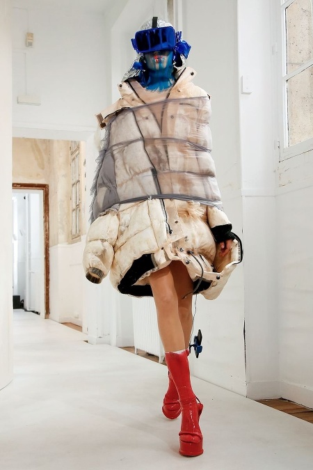 Modelka Barbora Brušková sa na prehliadkovom móle predviedla v modeli od Maison Margiela