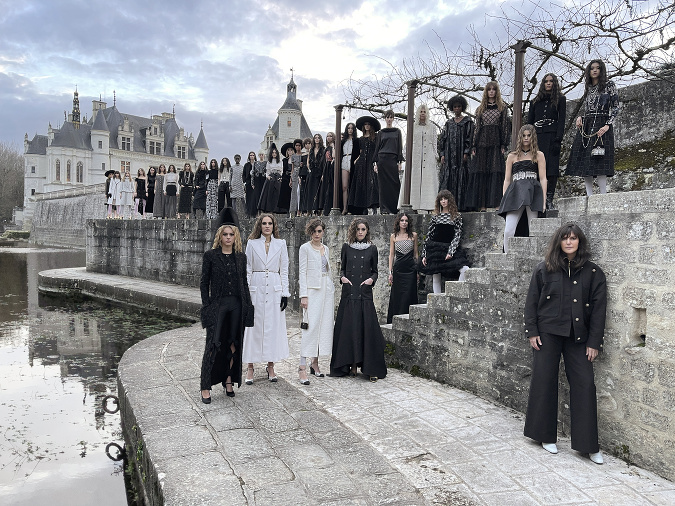 CHANEL Métiers d’art 2020/2021 a Virginie Viard, kreatívna riaditeľka fashion divízie CHANEL