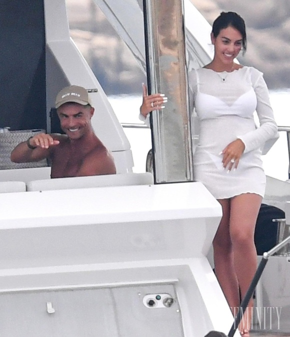 Cristiano Ronaldo so svojou priateľkou Georginou a deťmi strávili začiatok leta v obľúbenej talianskej destinácii, akou je Sardínia