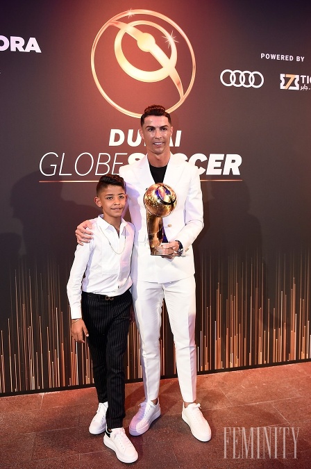 Futbalista Cristiano Ronaldo v Dubaji na odovzdávaní cien so svojím najstarším synom, z ktorého už je poriadny fešák 