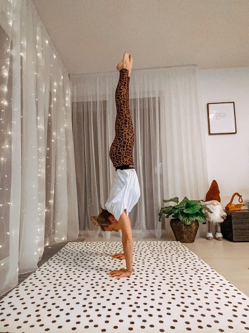 Denisa sa pri cvičení doma zamerala na trénovanie stojok, rozvíja tak flexibilitu. 