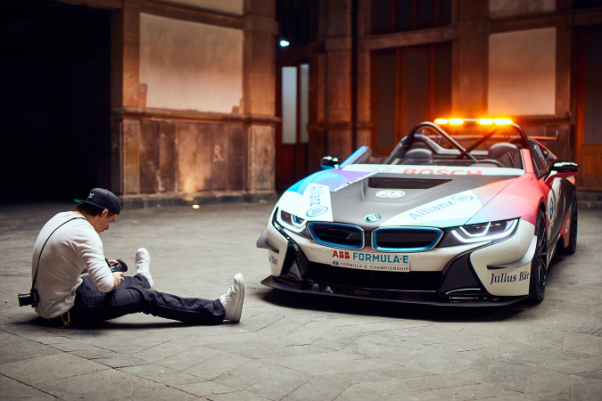 Známy influencer a fotograf Brooklyn Beckham dostal exkluzívnu možnosť nafotiť vozidlo BMW i8 Safety Car s novým vzhľadom