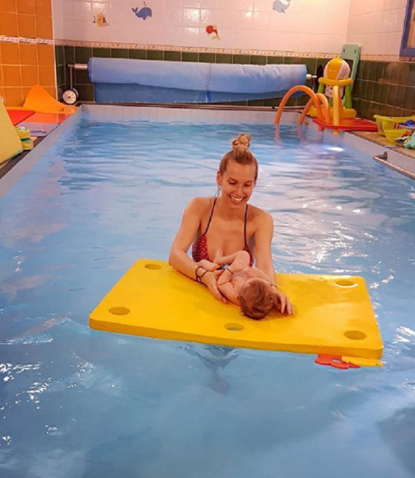 Moderátorka Diana Hágerová s dcérkou nezabúda na plávanie