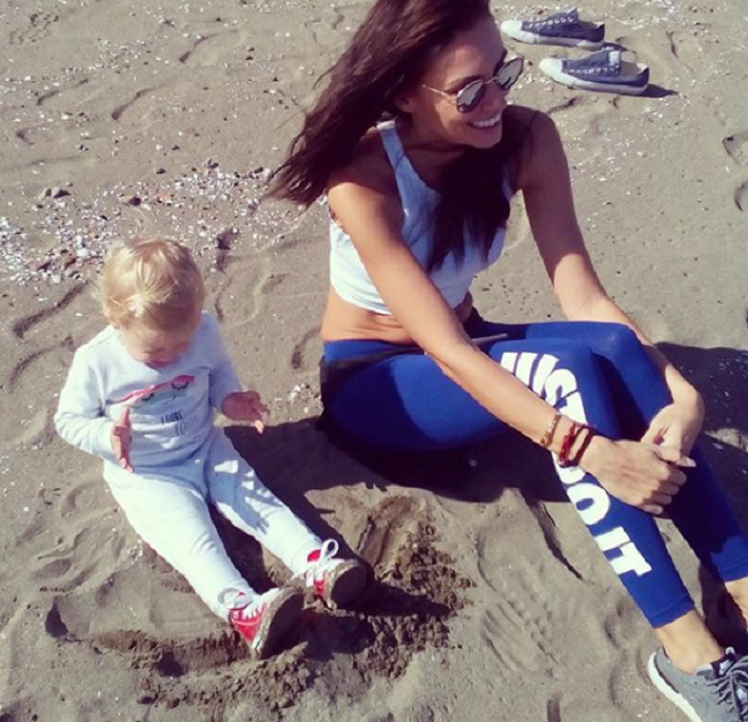 Modelka Magda Šebestová si pláž a beh užíva spoločne s dcérkou