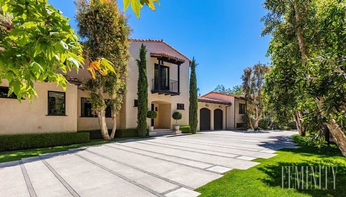 Len pre informáciu, ich dom v Los Angeles bol na predaj už od roku 2021, pričom uvádzacia cena bola 35 miliónov dolárov, ako vtedy informoval People. 