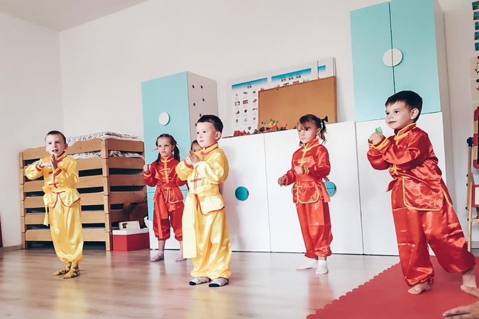 Danka založila škôlku Dragon Kids, v ktorej sa deti učia po čínsky