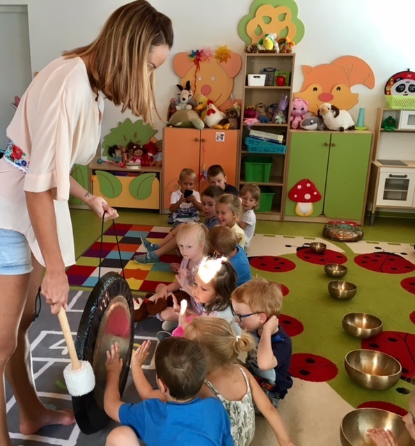 Lucia Nosko s deťmi pri sound healingu