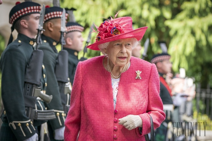 Zdroje z Buckinghamského paláca prezradili, že kráľovná Alžbeta je z tejto žiadosti v skutočnosti šťastná. 