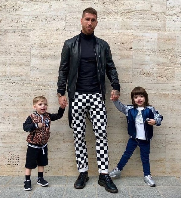 Sergio Ramos má doma aj takýchto dvoch rozkošných chlapcov, s ktorými im to spolu ladí