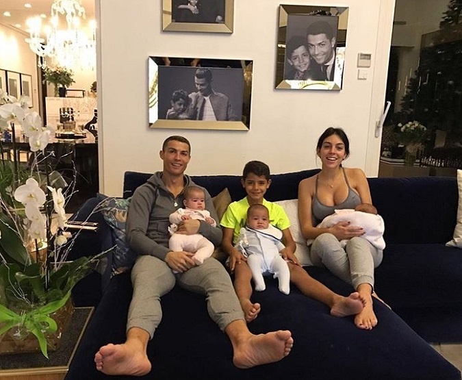 Cristiano Ronaldo má naozaj početnú a netradičnú rodinku, ktorej sa však plne venuje 