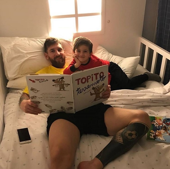 Messi si plní aj svoje otcovské povinnosti ako čítanie deťom z knihy 