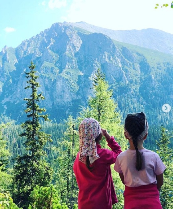 Kristínine dvojičky, Ela a Matilda si výlety do prírody so svojou známou mamou užívajú 