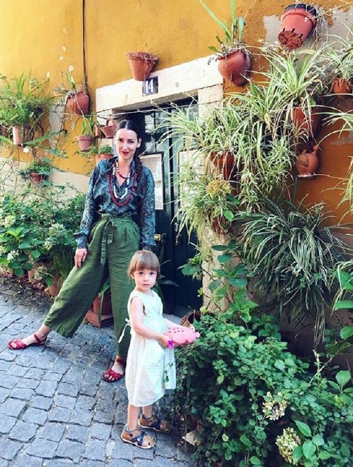 Momentálne trávi známa spisovateľka, Tamara Heribanová Šimončíková, so svojou dcérkou čas, vychutnávajúc si čaro portugalskej prírody