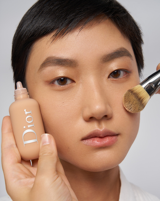 Na pleť aplikoval Dior Backstage Face & Body make-up, ktorý sa dokonale prispôsobuje odtieňu pleti