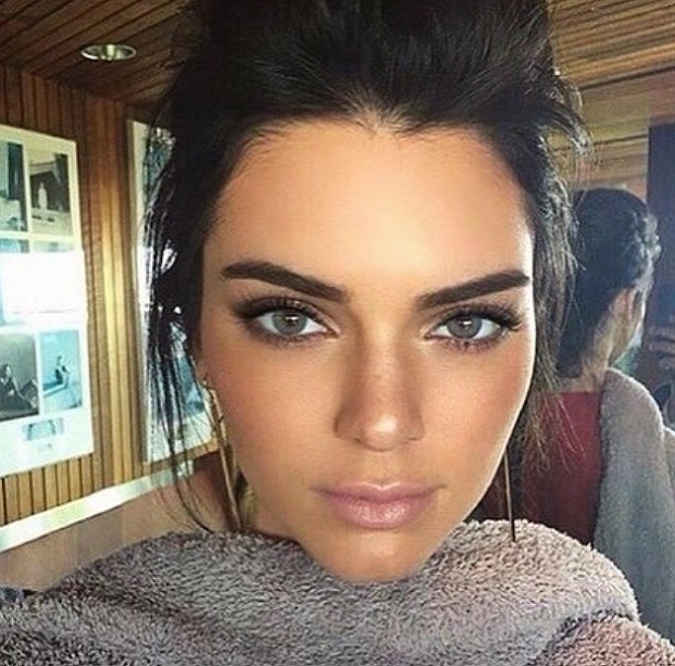 Pixtr využila ju aj taká Kendall Jenner, keď chcela zistiť, ako by vyzerala s modrou farbou očí