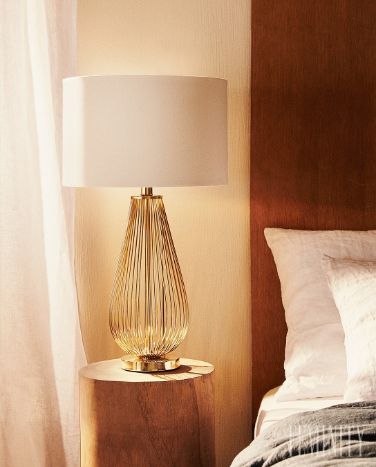 Stolné lampy sú tým prvkom, ktorý dodá izbe nový nádych