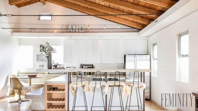 Pohľad na štýlovú kuchyňu v bielo-drevenej kombinácii