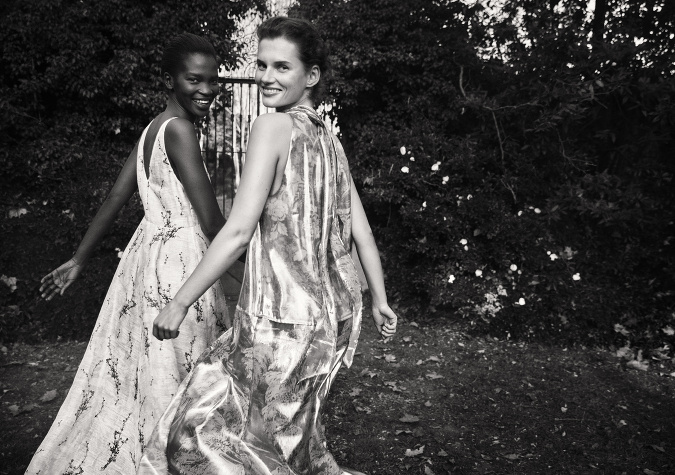 H&M Conscious Exclusive spája silnú ženskosť a udržateľnú módnu inováciu s recyklovaným striebrom a materiálom Econyl
