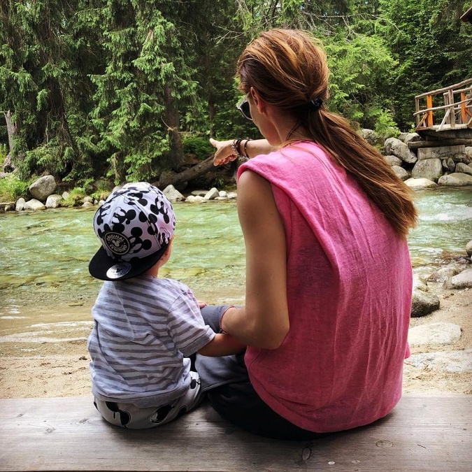 Posedenie pri vode a spoznávanie prírody, aj tomu učí Lenka Šóošová svoje deti