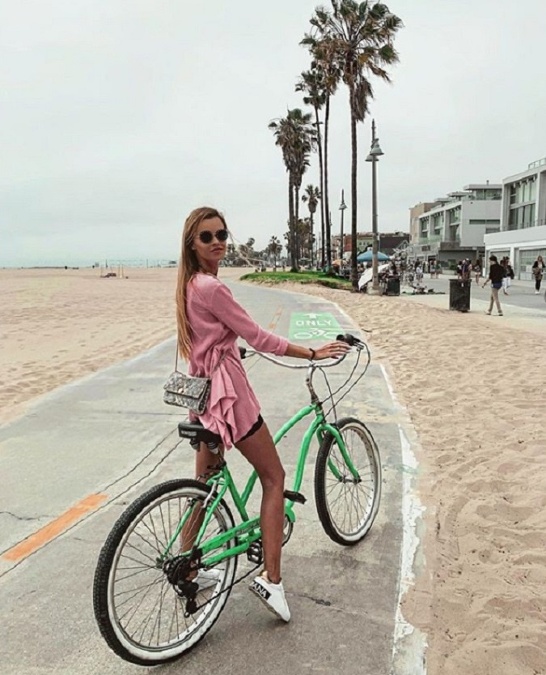 Zuzana Kollárová si čarovné prostredie Vo Venice v Kalifornii vychutnala na takomto zelenom bicykli