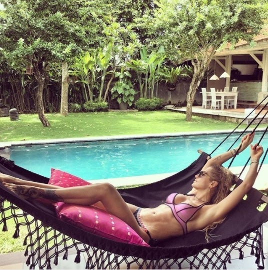 Speváčka Dara Rolins oddychuje na Bali