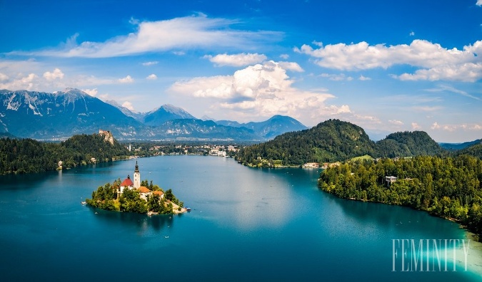 Jazero Bled je jednoznačnou jednotkou pokiaľ ide o miesta, ktoré pri návšteve Slovinska nevynechať