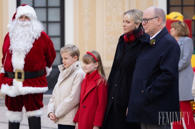 Princ Albert, princezná Charlene a ich dve desaťročné dvojičky vymenili zvyčajný lesk a glam za obyčajnosť. 