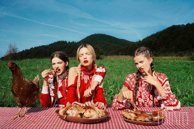 Tri elitné modelky z Česka a Slovenska zviditeľnili Čičmany: Takto pózovali pre japonský Vogue