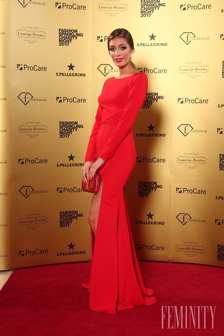 Moderátorka Fashion TV Jasmina Alagič v červených šatách Pronovias s hlbokým výstrihom na chrbte bola minulý rok neprehliadnuteľná