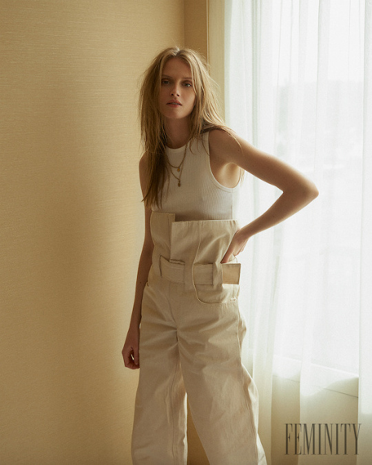Nohavice Nora Čanecká, top a šľapky H&M, retiazka a náušnice Dior