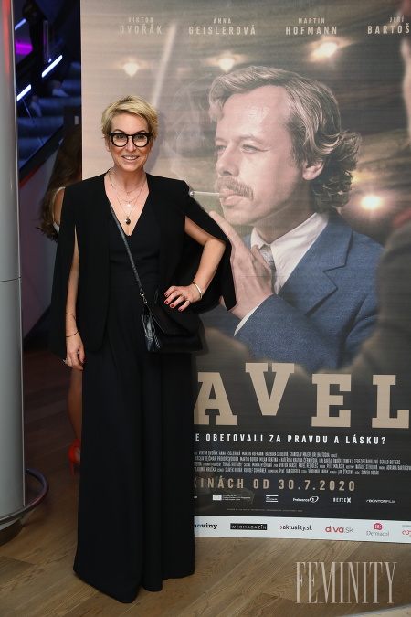 Filmová producentka Vanda Adamík Hrycová zvolila celočierny, veľmi elegantný outfit, v ktorom spolu s okuliarmi, aké nosí, pôsobí veľmi štýlovo