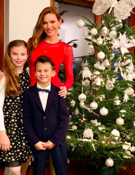 Modelka Andrea Verešová so svojimi deťmi pri vianočnom stromčeku
