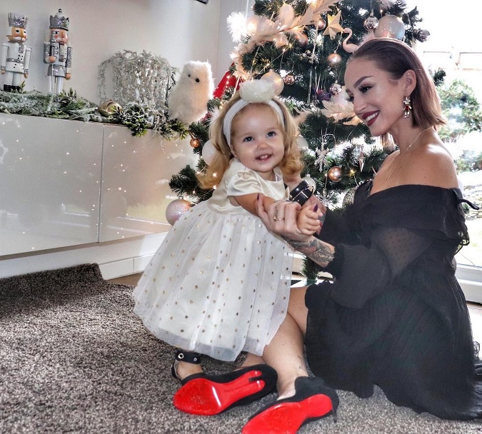 Make up artistka Lucia „Lucid“ Sládečková vystískala pod vianočným stromčekom svoju dcérku Lýdiu