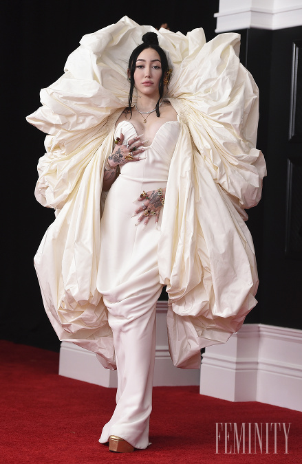 Speváčka Noah Cyrus síce šokovala, no zaujímavý outfit jej nepochybne pristal