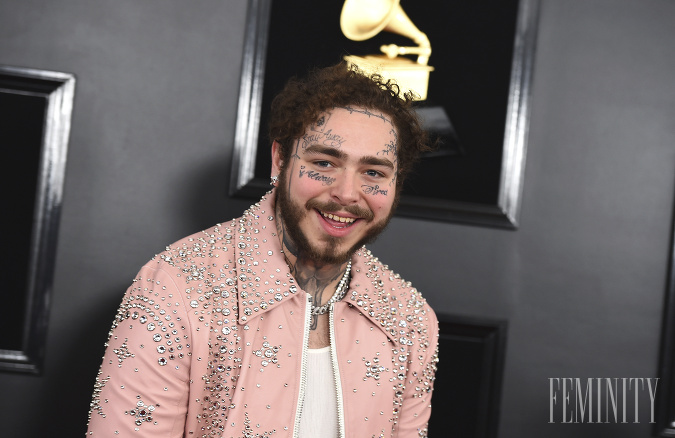 Aby sme nezabudni ani na pánov, rapper Post Malone prišiel na udeľovanie cien Grammy v baby pink koženom vybíjanom obleku