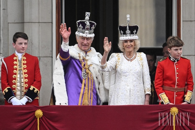 Kráľ Karol III. a kráľovná Camilla počas pozdravu ľudu z Buckinghamského paláca