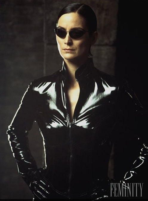 Postava Trinity z Matrixu v čiernom, s okuliarmi je drsná a elegantná zároveň. Tento kostým je jasnou halloweenskou voľbou. 