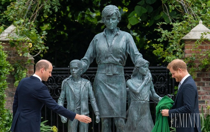 Princovia si uctili spomienku ich matky, princeznej Diany, sochou, ktorú slávnostne odhalili na jej najobľúbenejšom mieste v Kensingtonskom paláci, v Sunken Garden. 