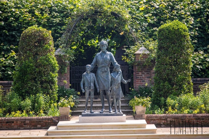 Diana je zachytená spolu s dvomi deťmi, ktoré sú symbolom jej celoživotného úsilia a vpredu na soche je dlažobný kameň s výňatkom z básne „Miera človeka“.