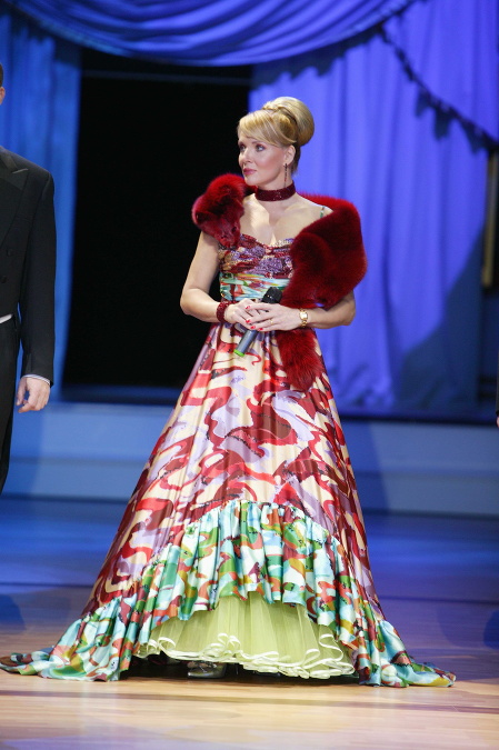 V roku 2005 mala svoju moderátorskú premiéru na Plese v opere Zdena Studenková
